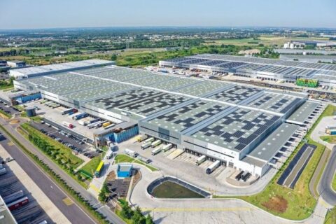Luftfoto af et enormt, moderne logistikcenter og lagerbygning